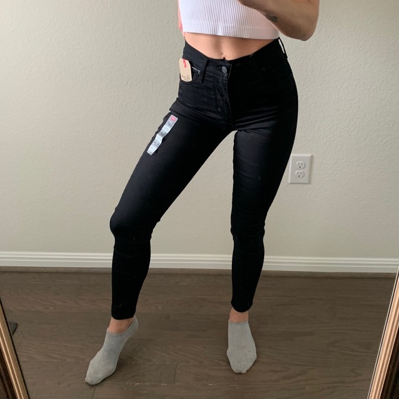Levi’s 721 high rise skinny jean in black - Picture 2 of 9